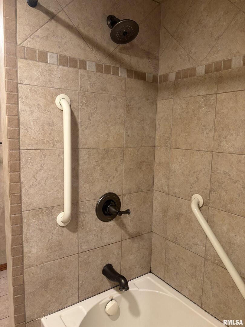 418 East Division Street Kewanee, IL 61443 - Photo 25 of 72 a bathroom with a shower
