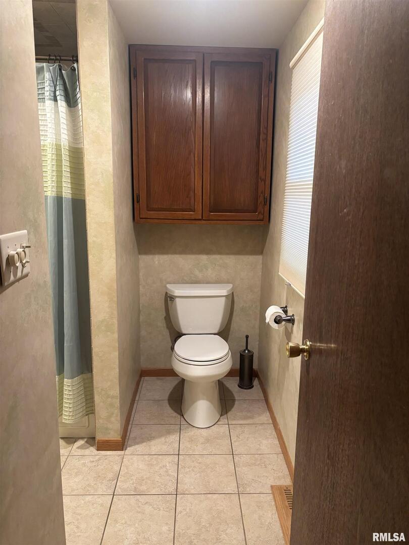 418 East Division Street Kewanee, IL 61443 - Photo 30 of 72 a bathroom with a toilet and a shower