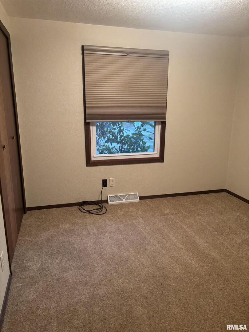 418 East Division Street Kewanee, IL 61443 - Photo 31 of 72 an empty room with a window