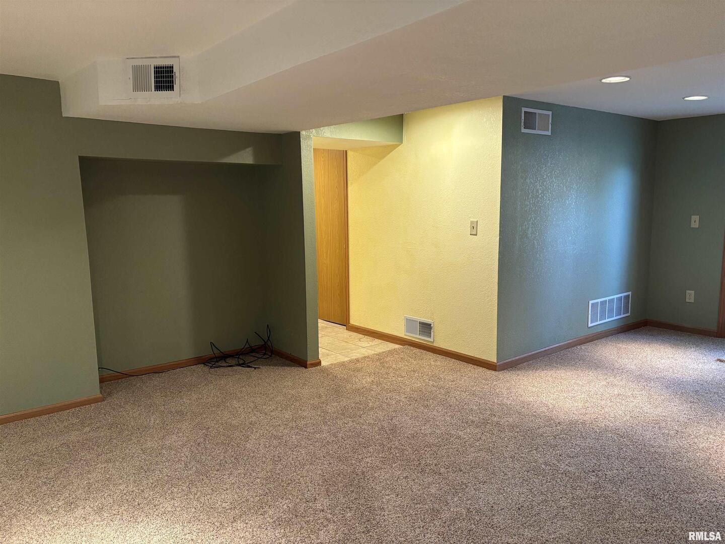 418 East Division Street Kewanee, IL 61443 - Photo 46 of 72 an empty room with windows