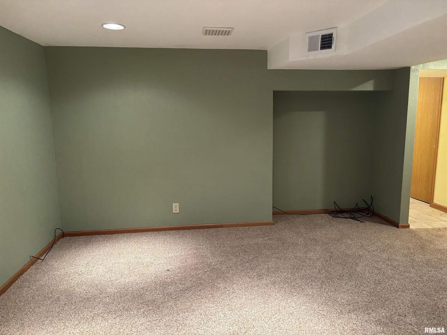 418 East Division Street Kewanee, IL 61443 - Photo 47 of 72 an empty room with windows