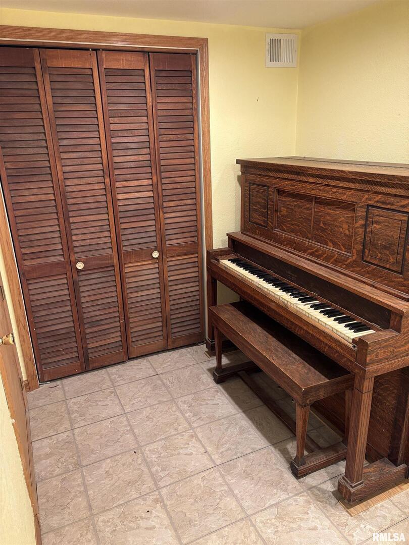 418 East Division Street Kewanee, IL 61443 - Photo 53 of 72 a view of backyard with wooden deck