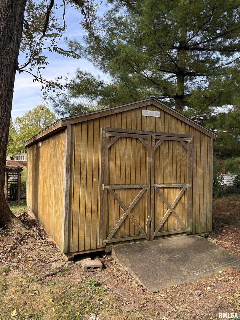 418 East Division Street Kewanee, IL 61443 - Photo 54 of 72 a backyard of a house with lots of green space