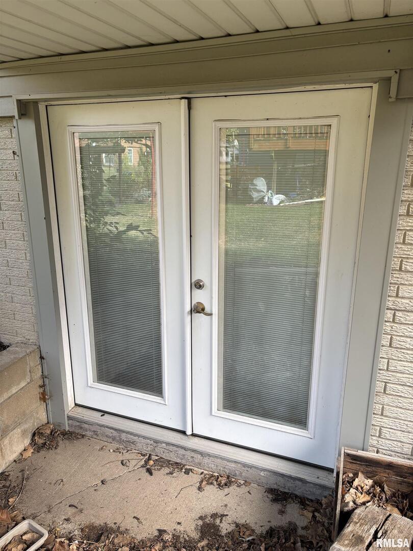 418 East Division Street Kewanee, IL 61443 - Photo 55 of 72 a view of a window of the house