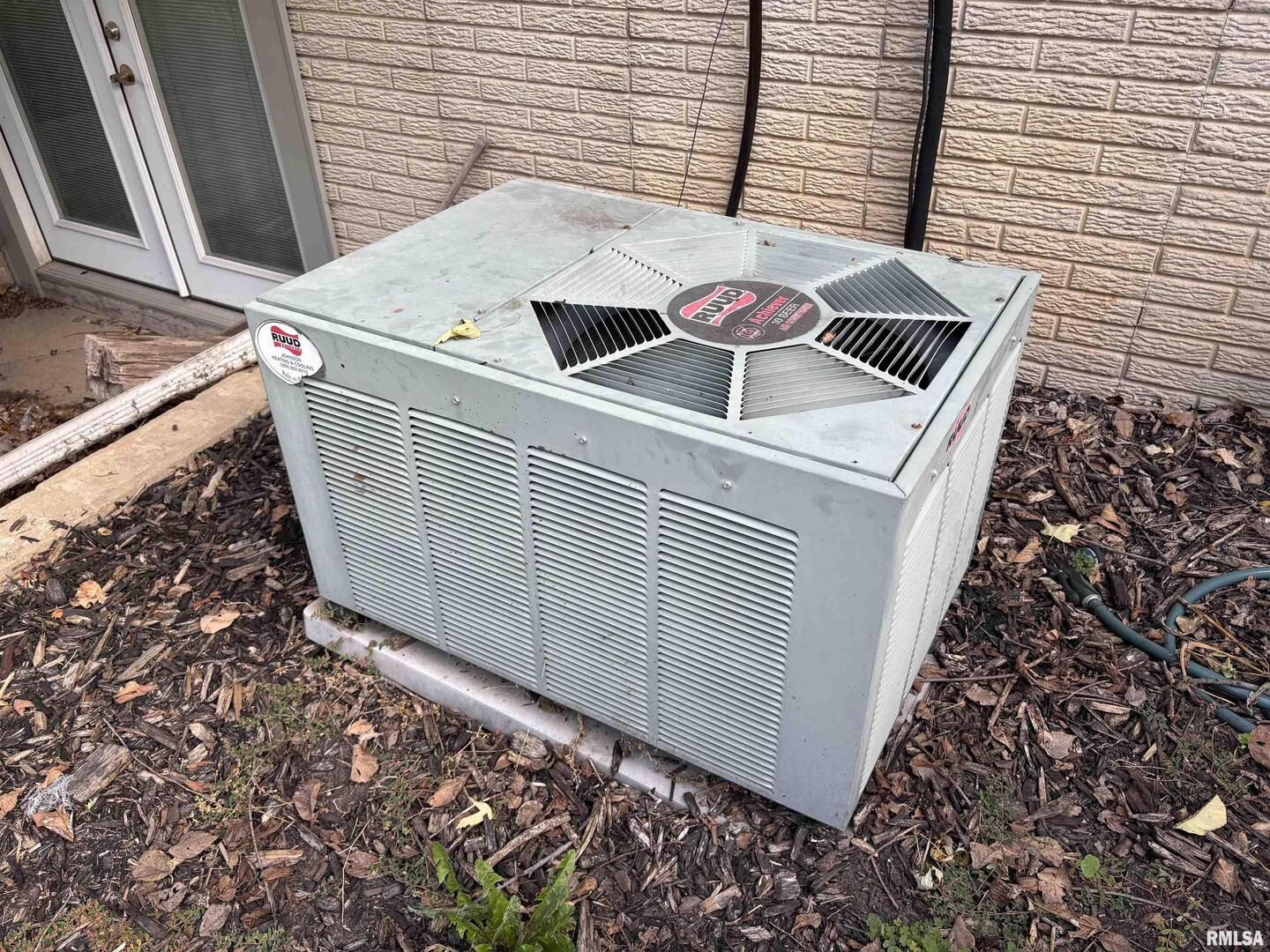 418 East Division Street Kewanee, IL 61443 - Photo 56 of 72 a view of a balcony