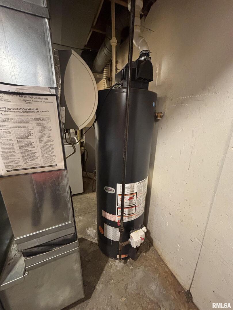 418 East Division Street Kewanee, IL 61443 - Photo 58 of 72 a view of a room with washer and dryer