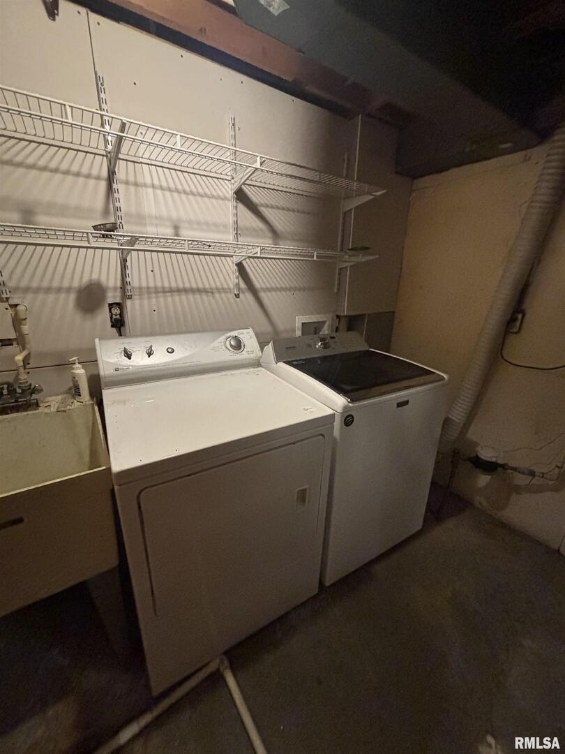 418 East Division Street Kewanee, IL 61443 - Photo 61 of 72 a utility room with dryer and washer