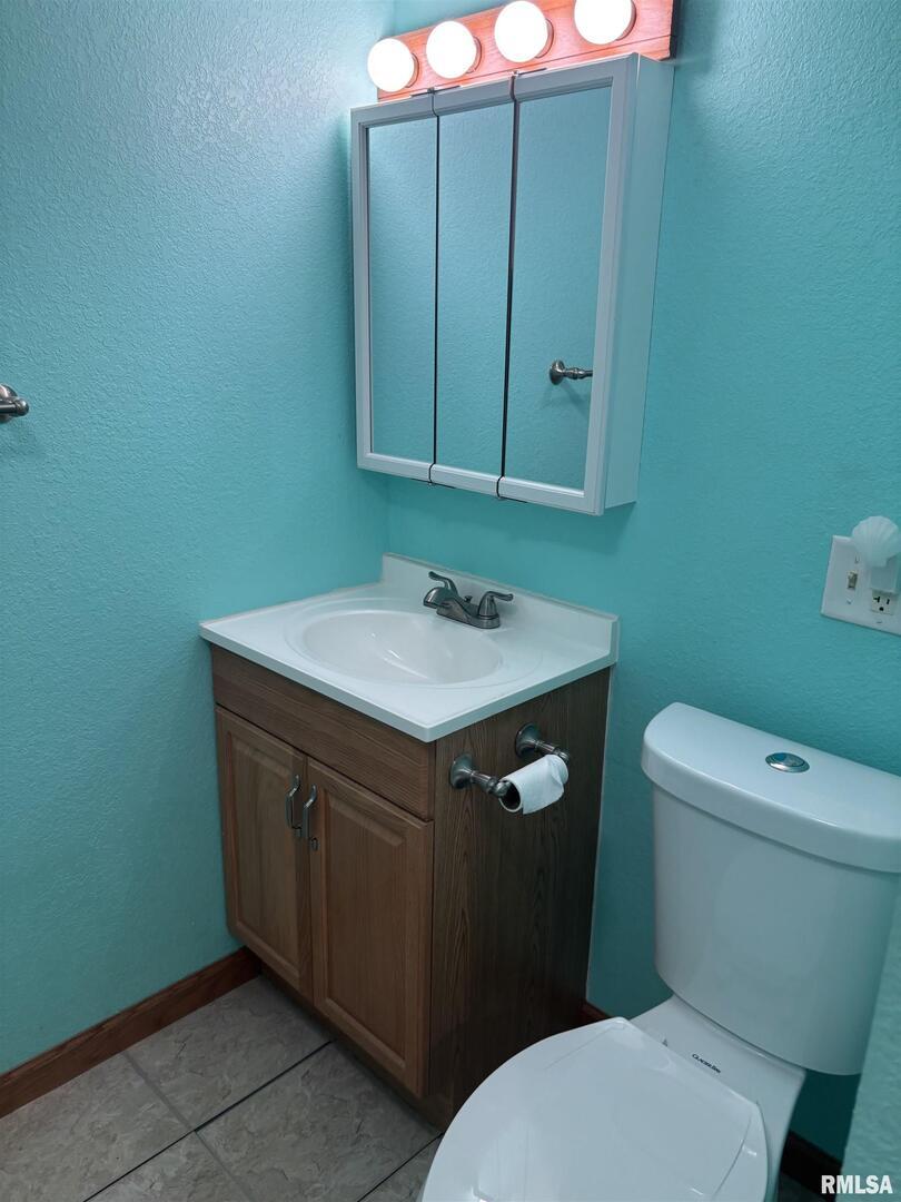 418 East Division Street Kewanee, IL 61443 - Photo 64 of 72 a bathroom with a toilet a sink and vanity