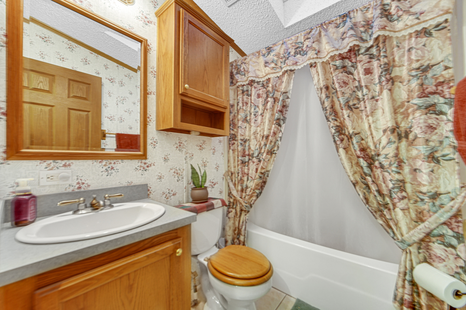 9 Swallow Lane Beecher, IL 60401 - Photo 19 of 24 a bathroom with a sink toilet and shower