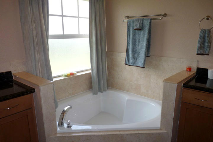 123 Springdale Road Lake Worth, FL 33467 - Photo 23 of 46 MASTER BATHROOM TUB