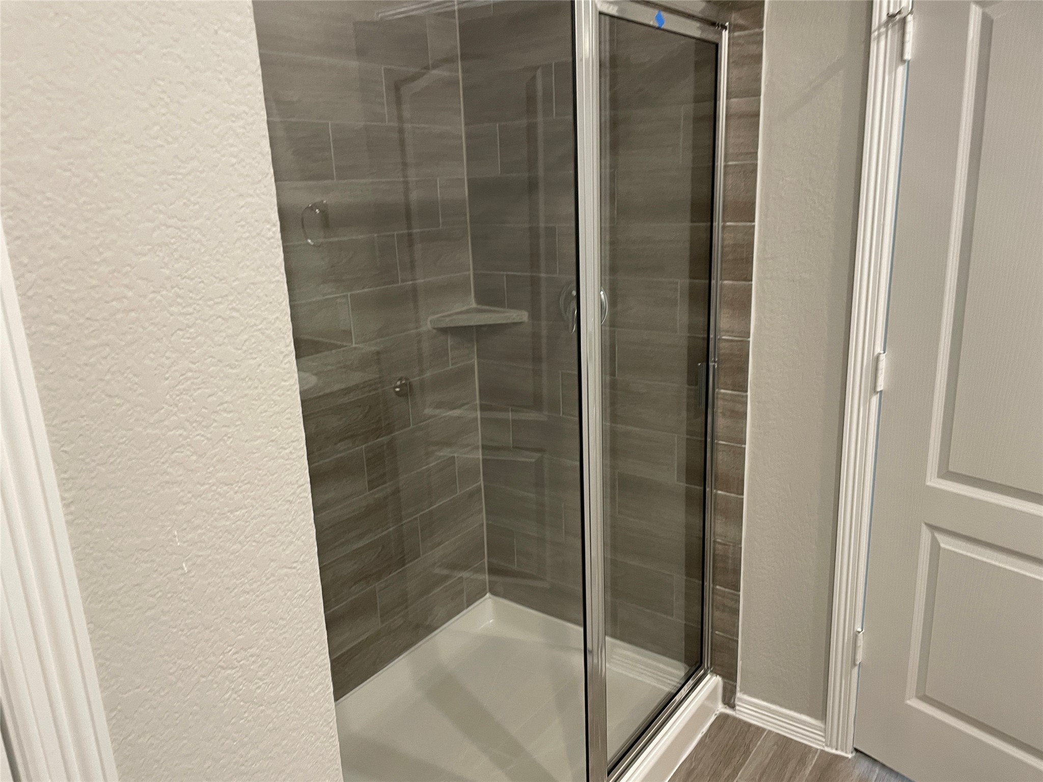 822 Redinger Ridge Drive Houston, TX 77336 - Photo 12 of 21 a bathroom with a glass shower door