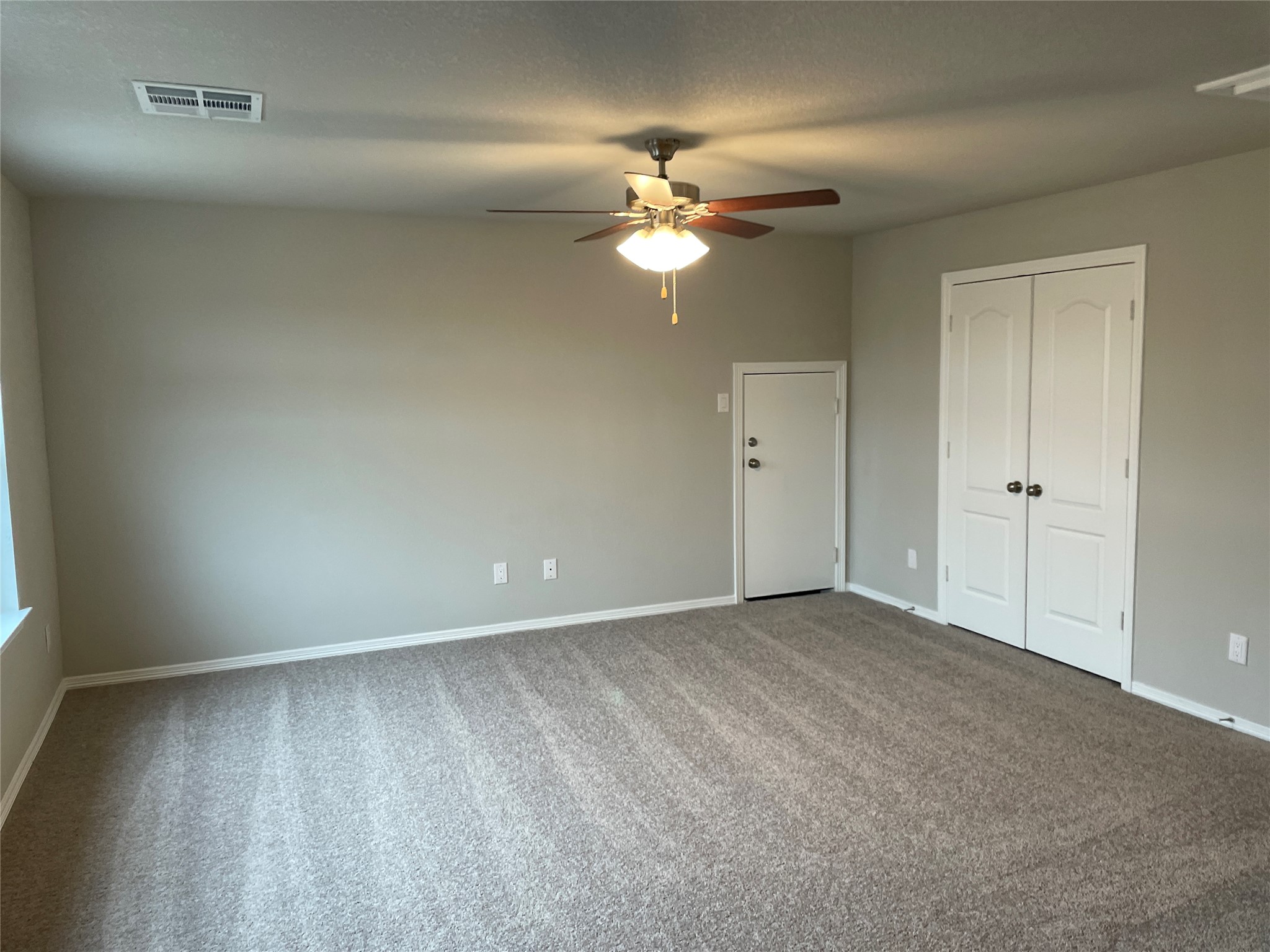 822 Redinger Ridge Drive Houston, TX 77336 - Photo 15 of 21 a view of an empty room and chandelier fan