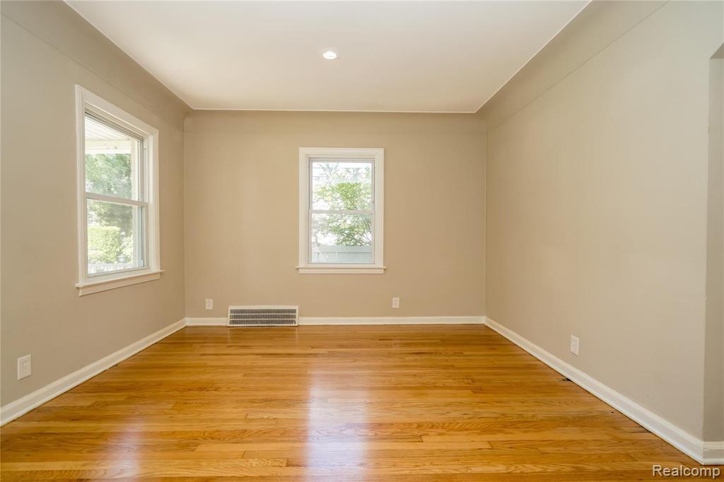 24844 Landau Center Line, MI 48015 - Photo 18 of 58