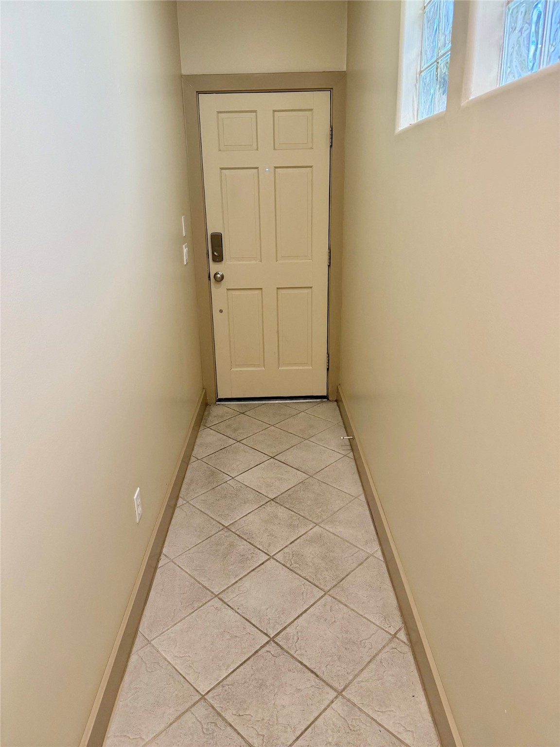 953 Yale Street, Unit 1 Houston, TX 77008 - Photo 11 of 24 Entry way to the first floor bedroom.