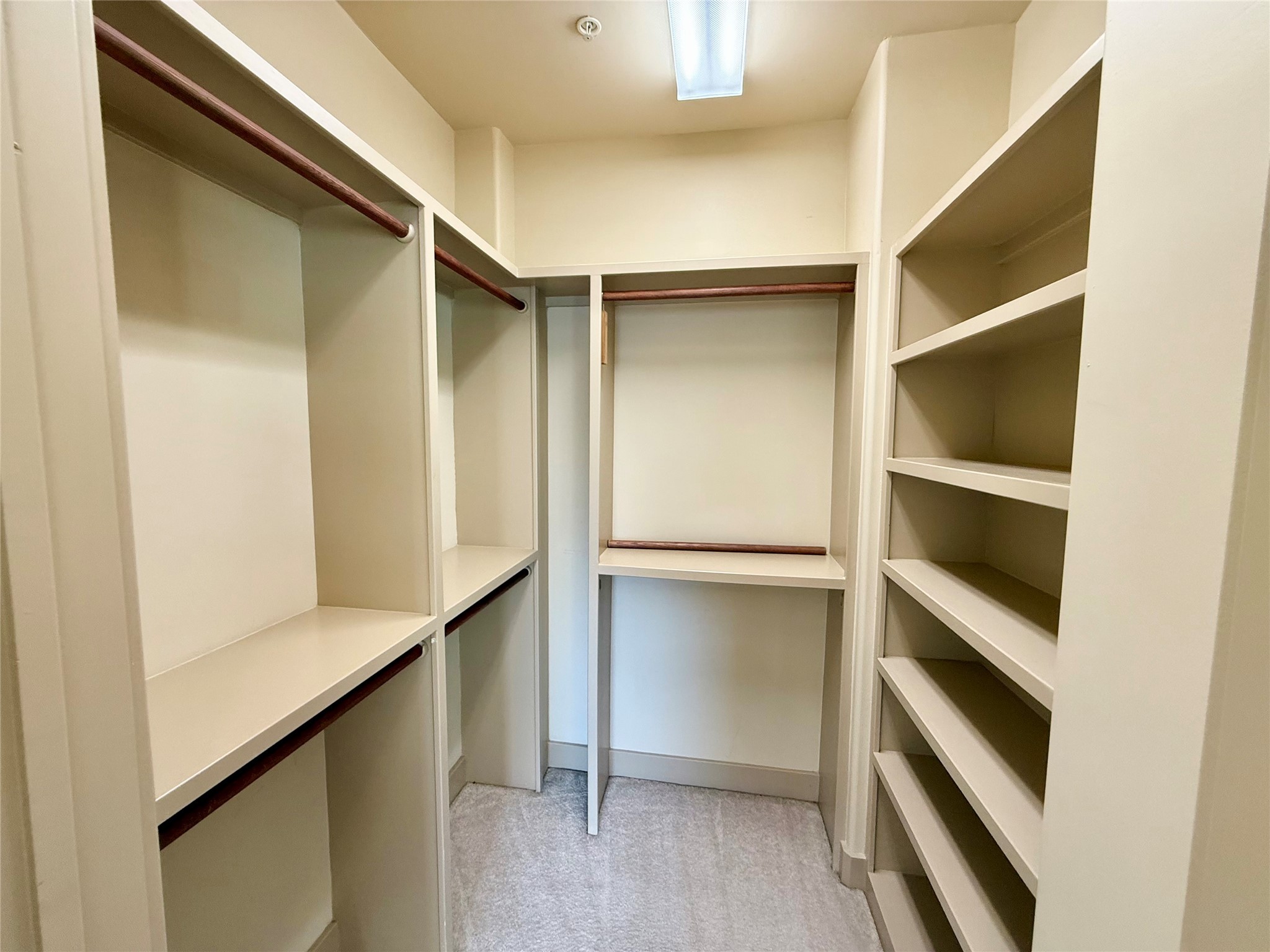 953 Yale Street, Unit 1 Houston, TX 77008 - Photo 16 of 24 Primary bedroom walk in closet.