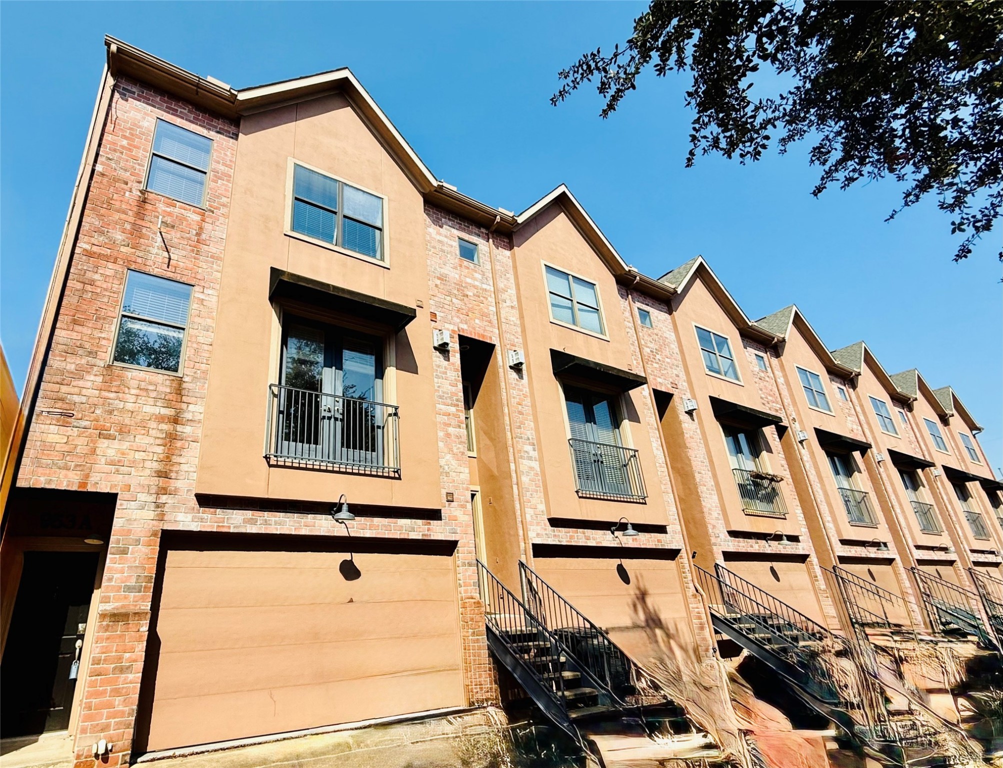 953 Yale Street, Unit 1 Houston, TX 77008 - Photo 2 of 24 Great location with access to all the local restaurants, shopping, jogging trails and more.