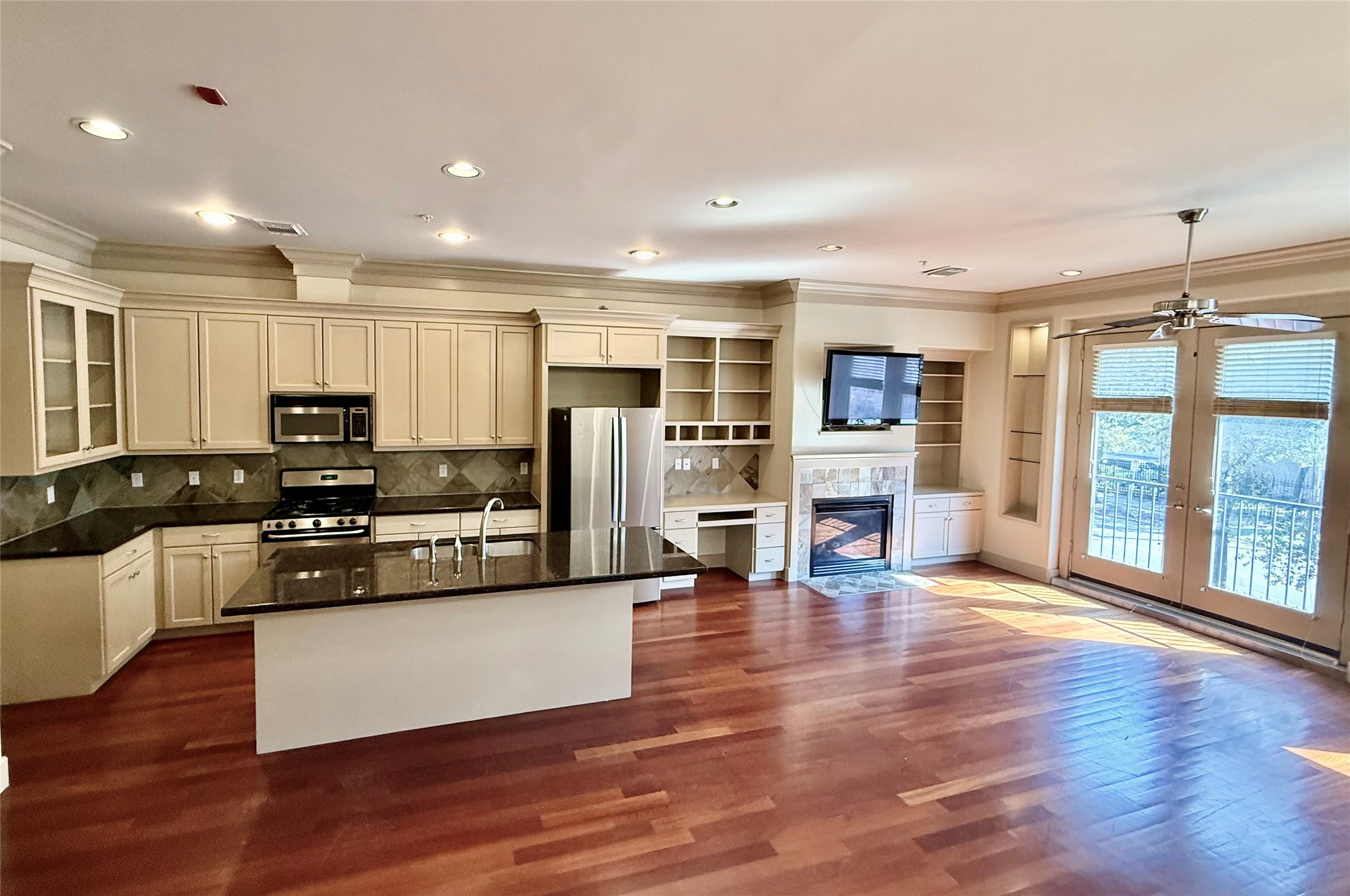 953 Yale Street, Unit 1 Houston, TX 77008 - Photo 4 of 24 Open floor concept perfect for entertaining.