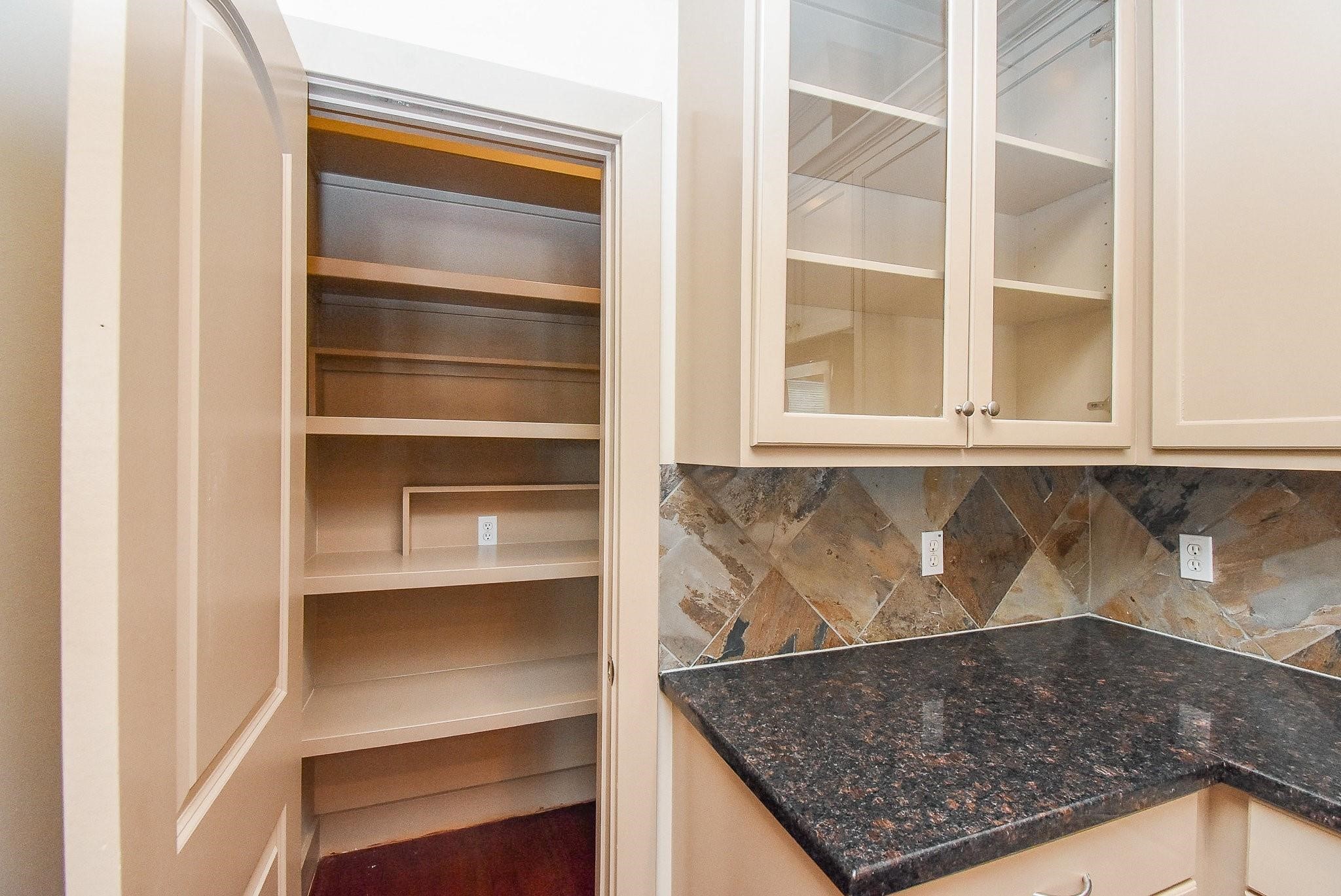 953 Yale Street, Unit 1 Houston, TX 77008 - Photo 8 of 24 Walk-in pantry.