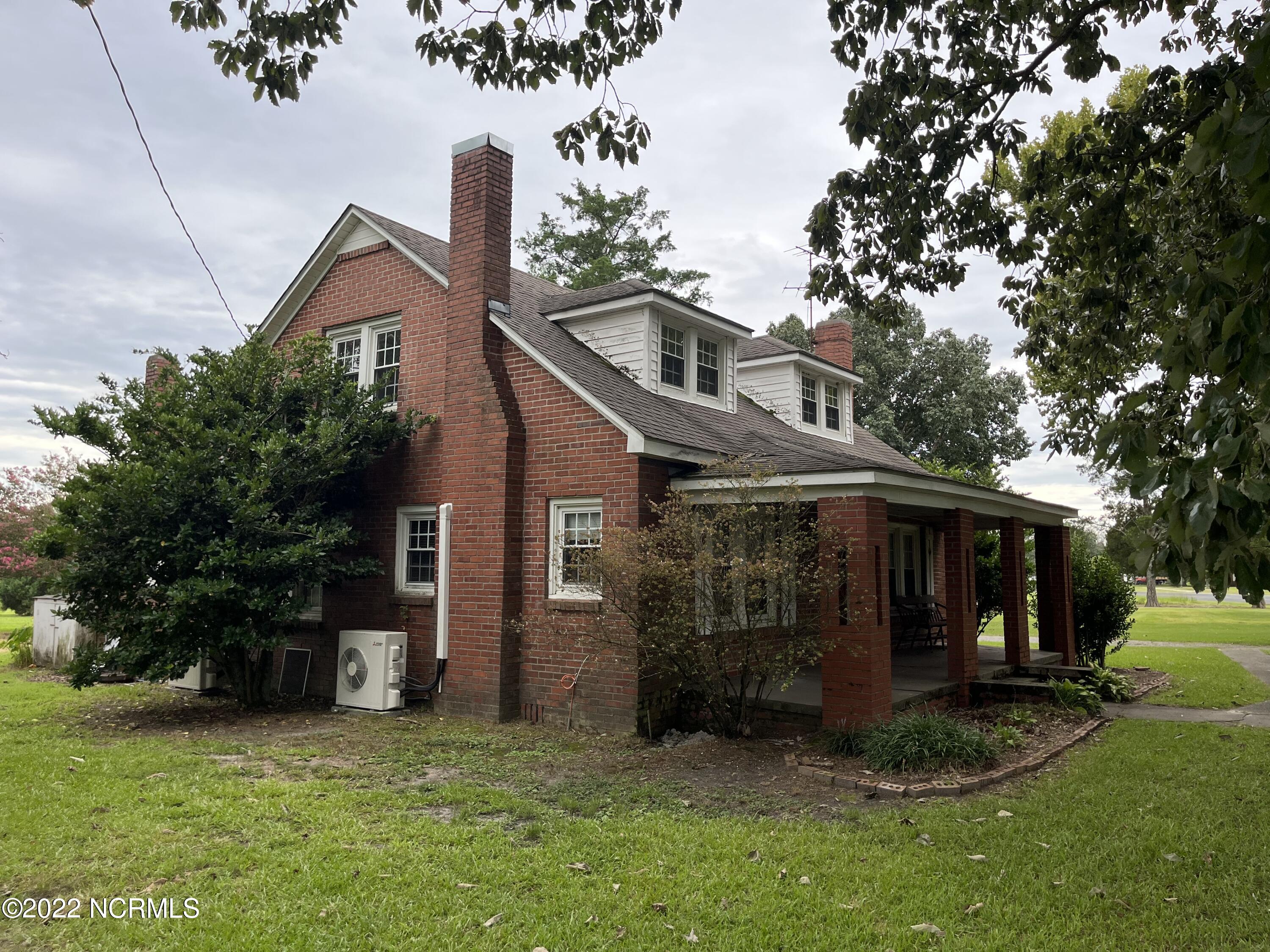 1810 Taylor Road Chocowinity, NC 27817 - Photo 1 of 49 Classic farmhouse
