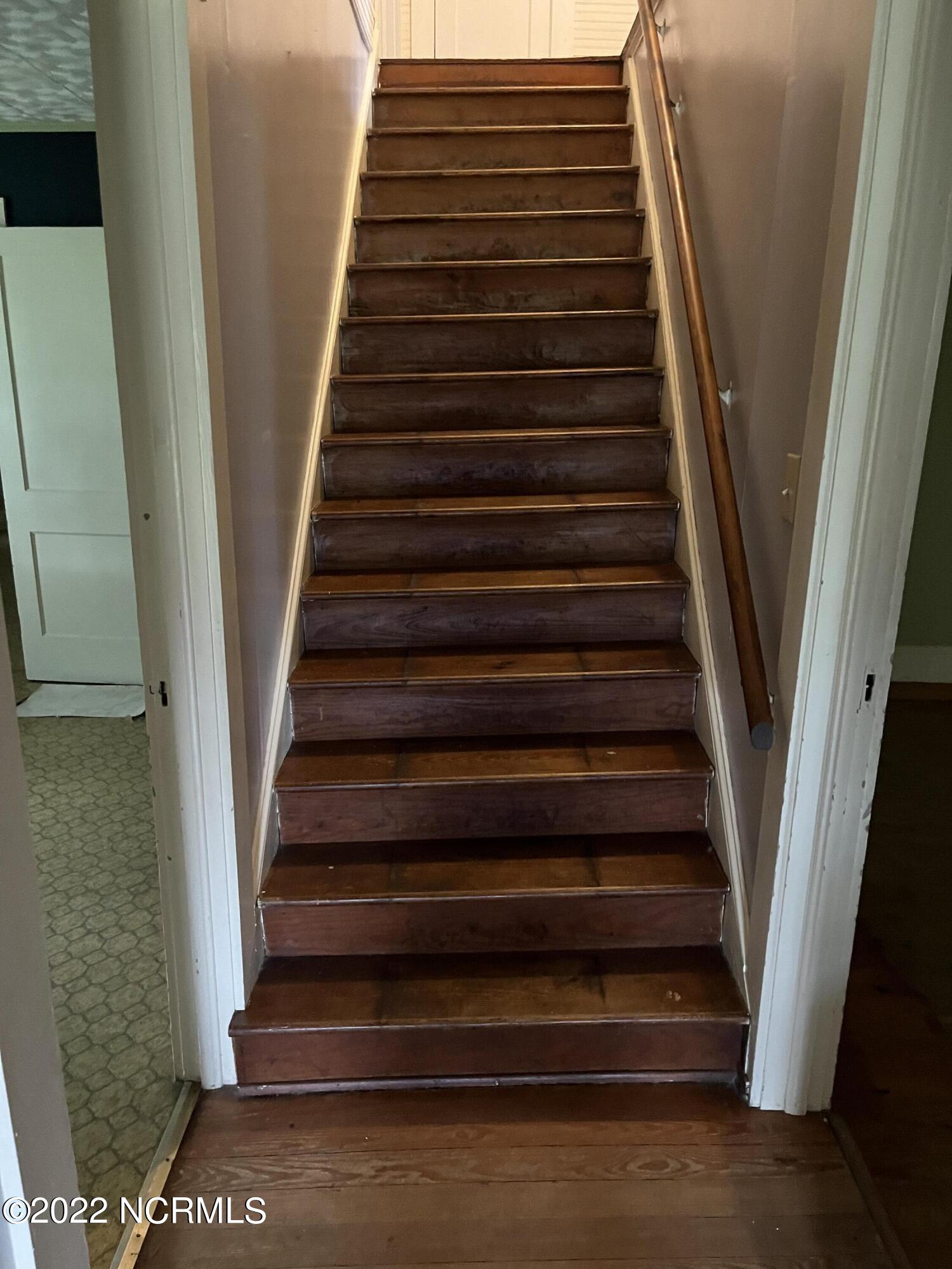 1810 Taylor Road Chocowinity, NC 27817 - Photo 29 of 49 Hall Stairways