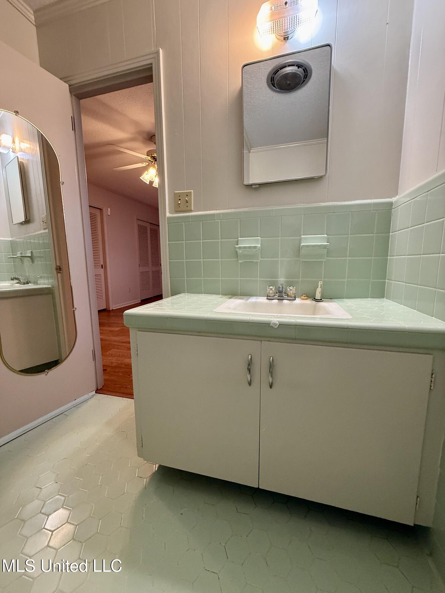 1107 Kraner Lane Brookhaven, MS 39601 - Photo 31 of 46 Vintage Bathroom