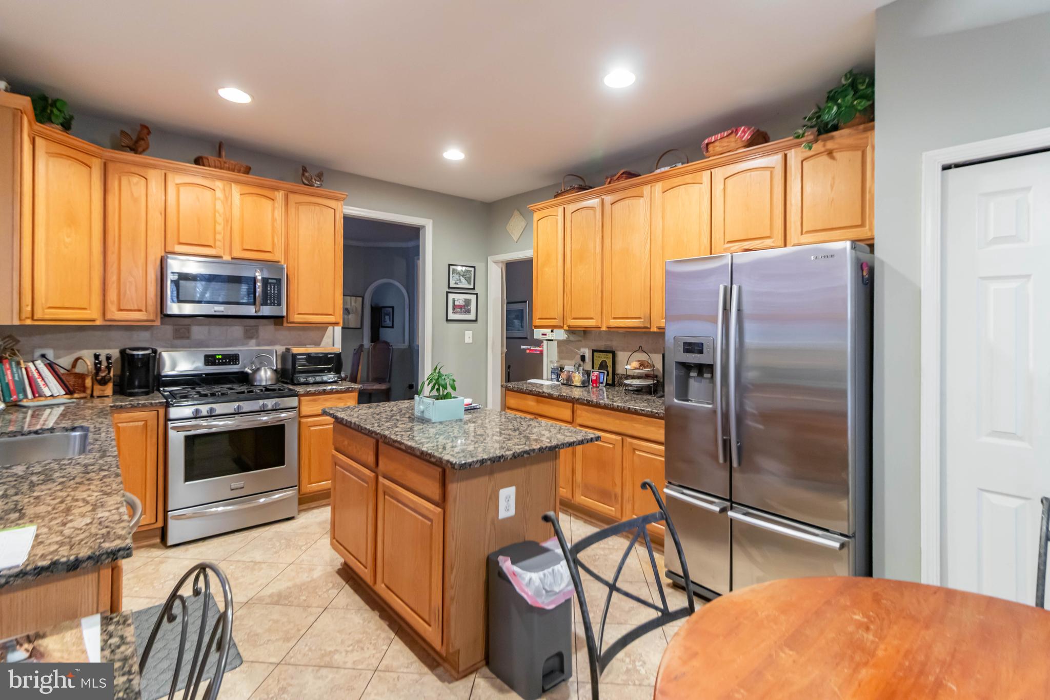 Granite and Stainless Steel appliances