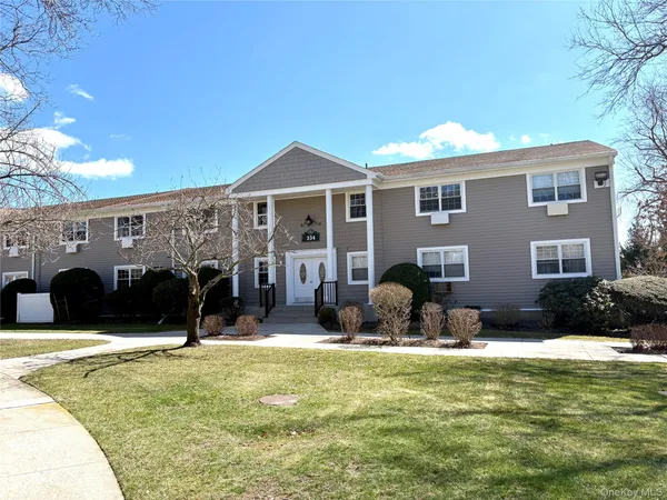 $325,000 | 334 Lakeland Avenue, Unit 4A, Sayville, NY 11782