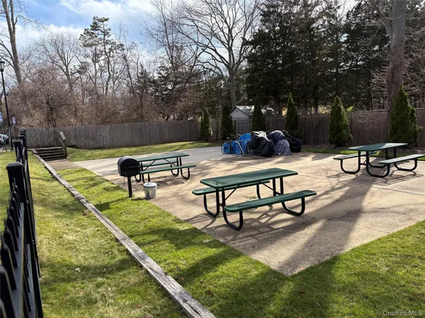 $325,000 | 334 Lakeland Avenue, Unit 4A, Sayville, NY 11782