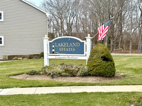 $325,000 | 334 Lakeland Avenue, Unit 4A, Sayville, NY 11782