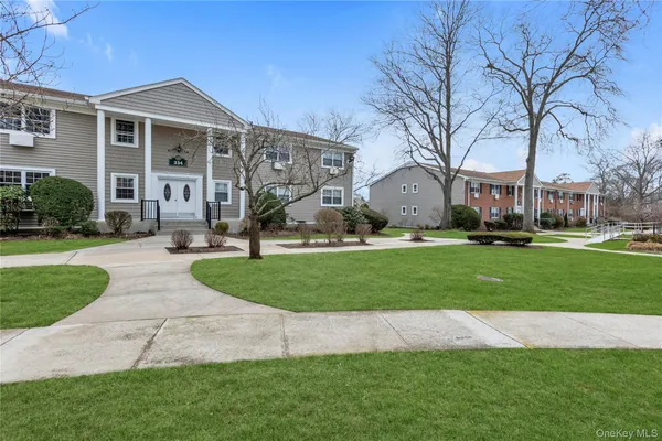 $325,000 | 334 Lakeland Avenue, Unit 4A, Sayville, NY 11782