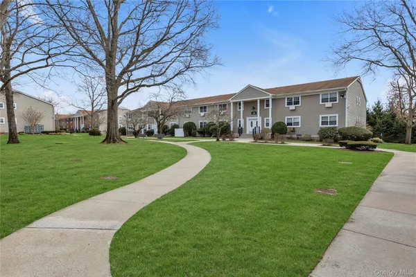 $325,000 | 334 Lakeland Avenue, Unit 4A, Sayville, NY 11782