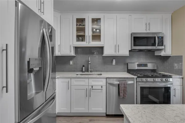 $325,000 | 334 Lakeland Avenue, Unit 4A, Sayville, NY 11782