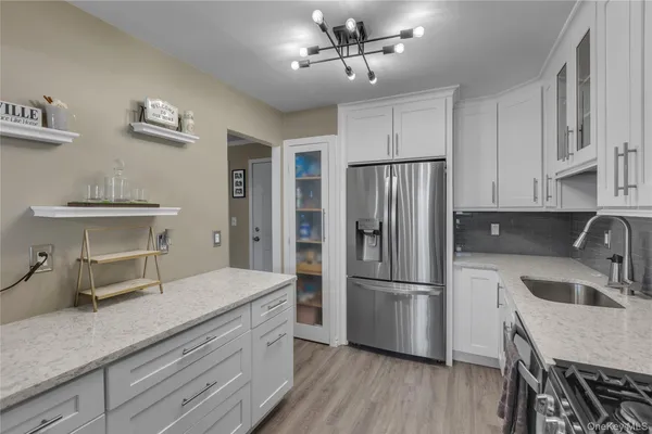 $325,000 | 334 Lakeland Avenue, Unit 4A, Sayville, NY 11782