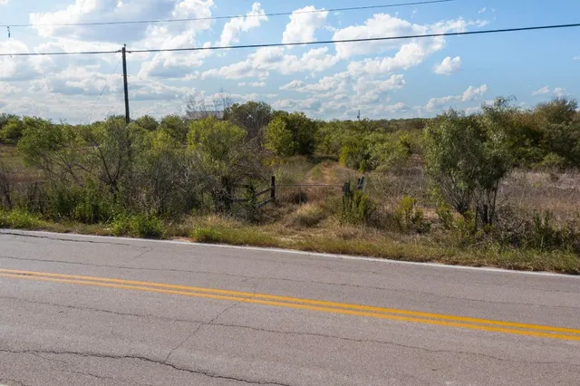 a view of a yard next to a road