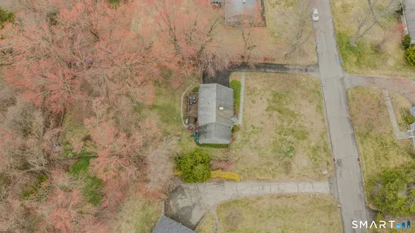 $585,000 | 32 Greenbriar Lane, Newtown, CT 06470