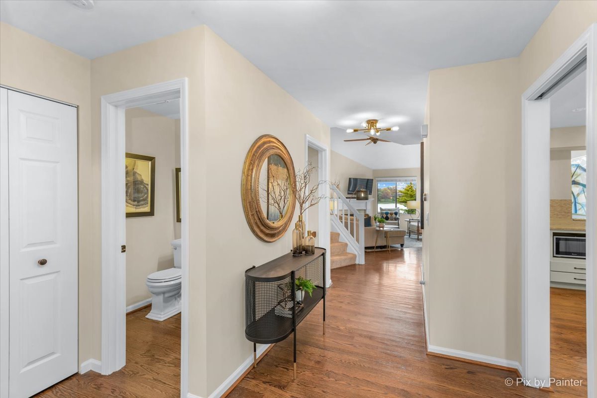 831 Shoreline Road Lake Barrington, IL 60010 - Photo 4 of 47 a living room with furniture and a mirror