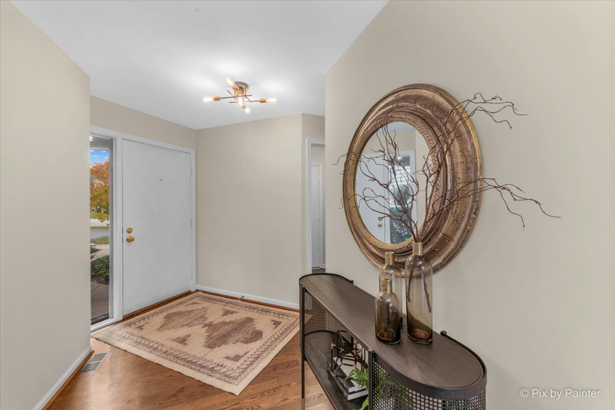 831 Shoreline Road Lake Barrington, IL 60010 - Photo 5 of 47 a view of a livingroom with furniture
