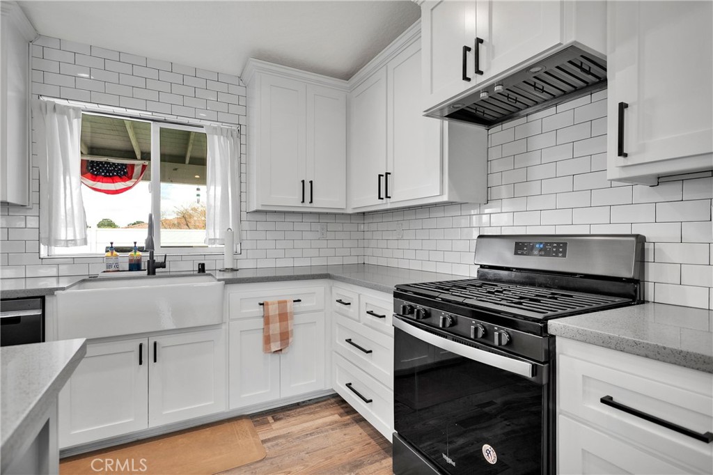 13968 Chogan Road Apple Valley, CA 92307 - Photo 11 of 35 a kitchen with cabinets and appliances