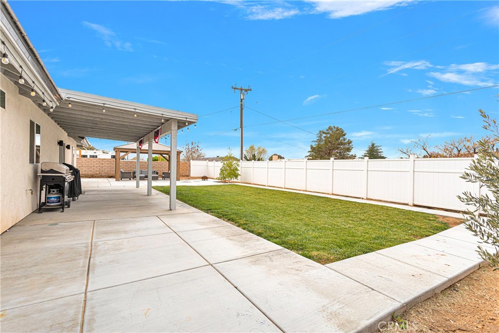13968 Chogan Road Apple Valley, CA 92307 - Photo 25 of 35 a view of a backyard