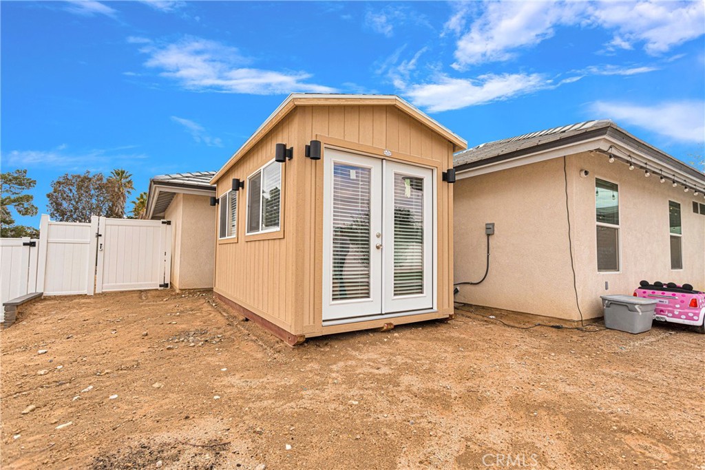 13968 Chogan Road Apple Valley, CA 92307 - Photo 27 of 35 a view of a house with backyard