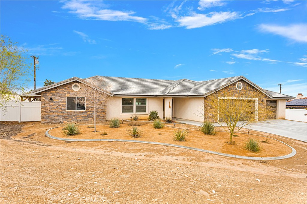 13968 Chogan Road Apple Valley, CA 92307 - Photo 34 of 35 a front view of a house with a yard