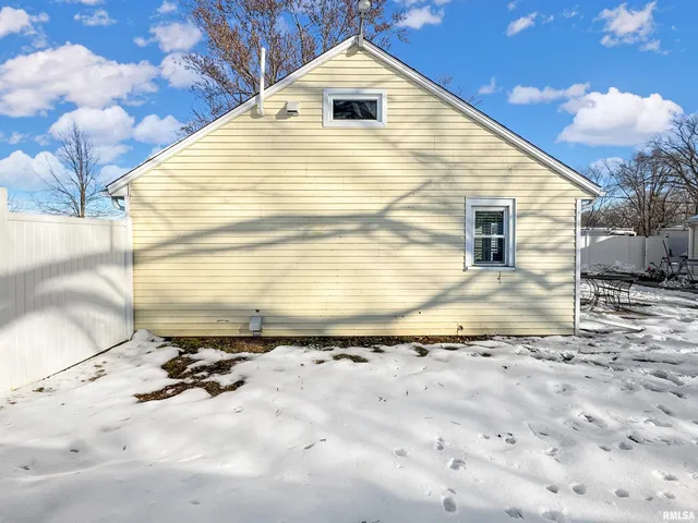 $215,000 | 17893 Red Shale Hill Road, Pekin, IL 61554