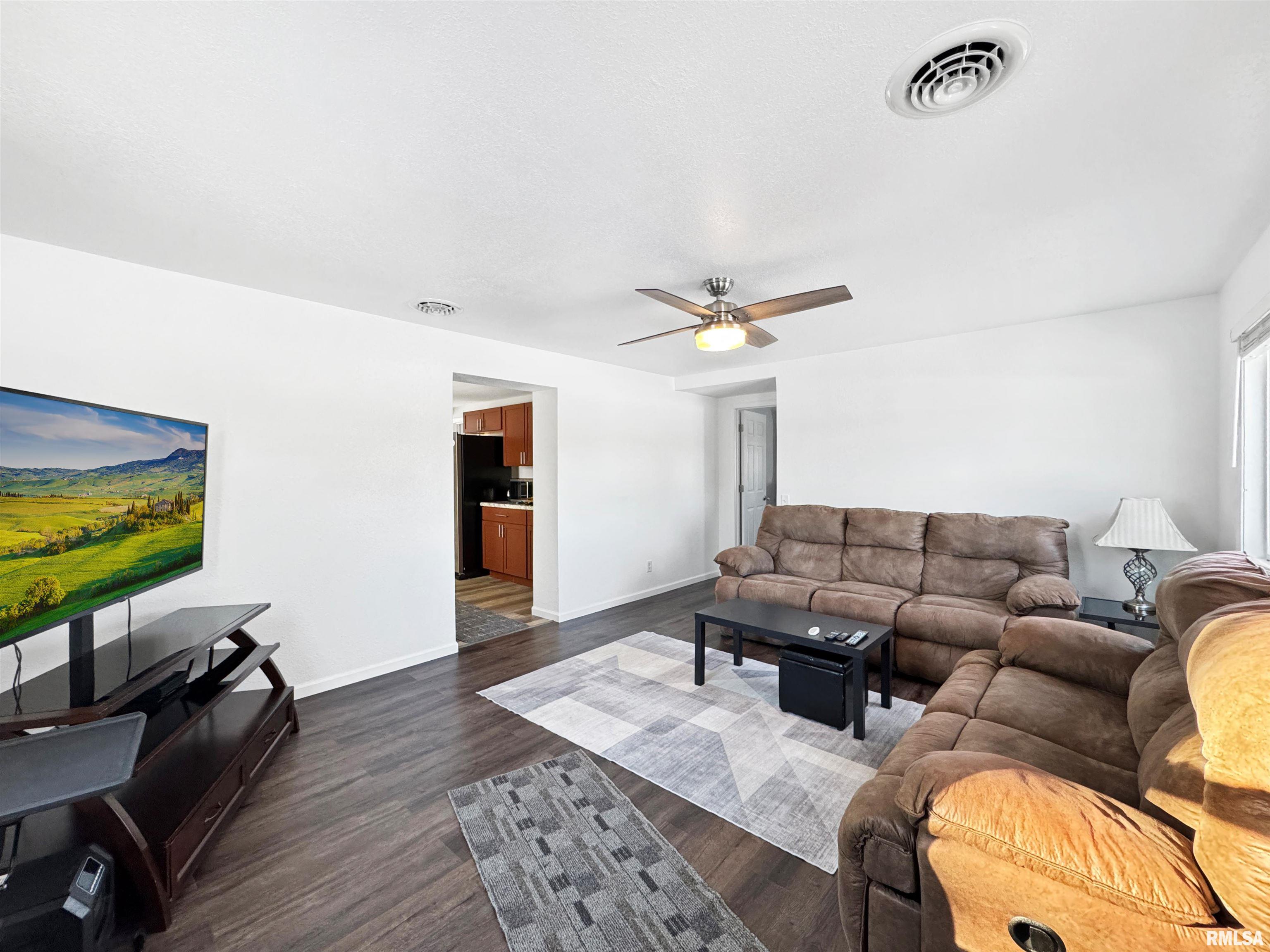 17893 Red Shale Hill Road Pekin, IL 61554 - Photo 4 of 59