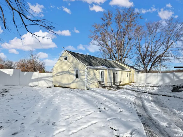 $215,000 | 17893 Red Shale Hill Road, Pekin, IL 61554