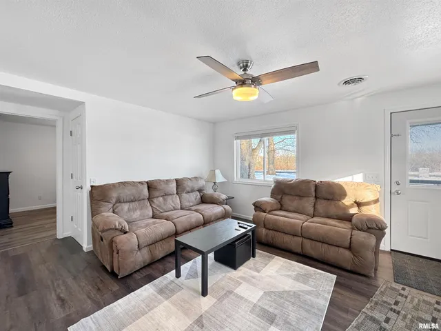 $215,000 | 17893 Red Shale Hill Road, Pekin, IL 61554