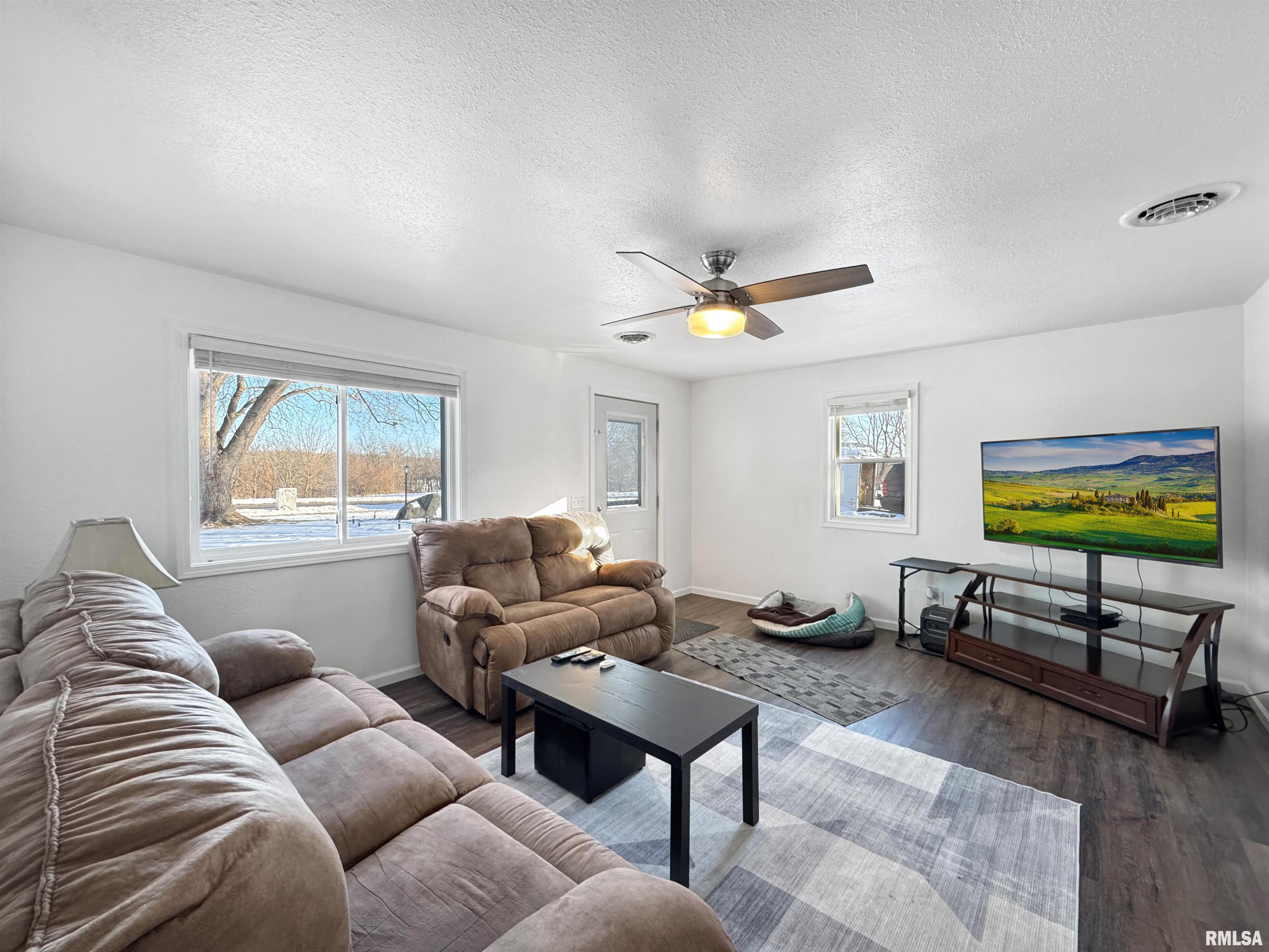 17893 Red Shale Hill Road Pekin, IL 61554 - Photo 7 of 59