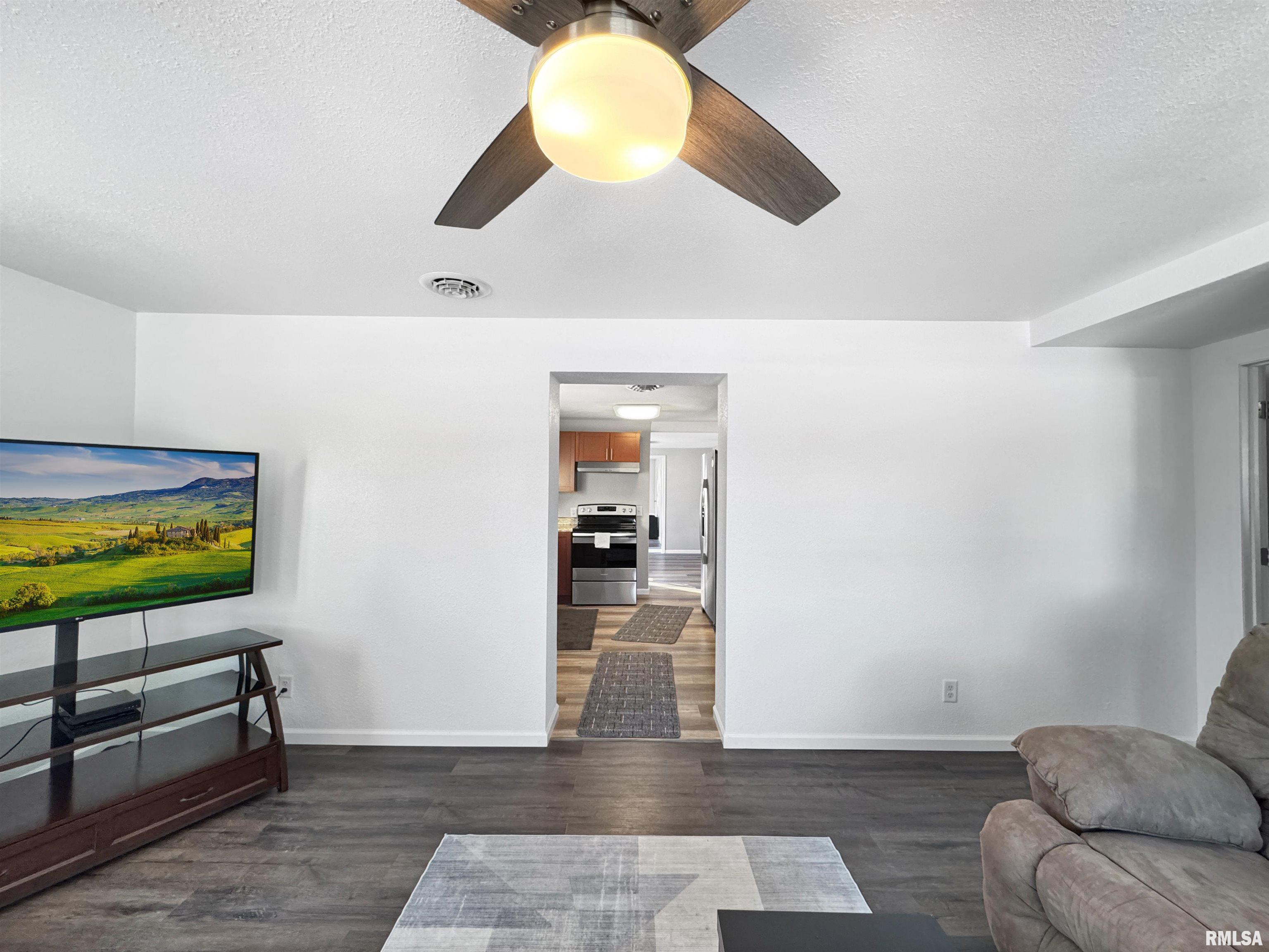 17893 Red Shale Hill Road Pekin, IL 61554 - Photo 9 of 59