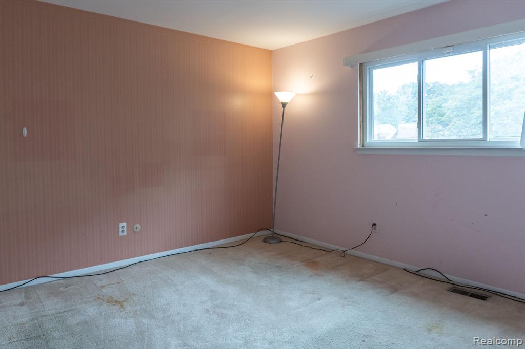 23165 Farmington Road Farmington, MI 48336 - Photo 24 of 31 Gallery Image 24