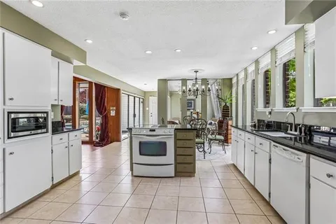 $725,000 | 1 Rue Royale, Metairie, LA 70002
