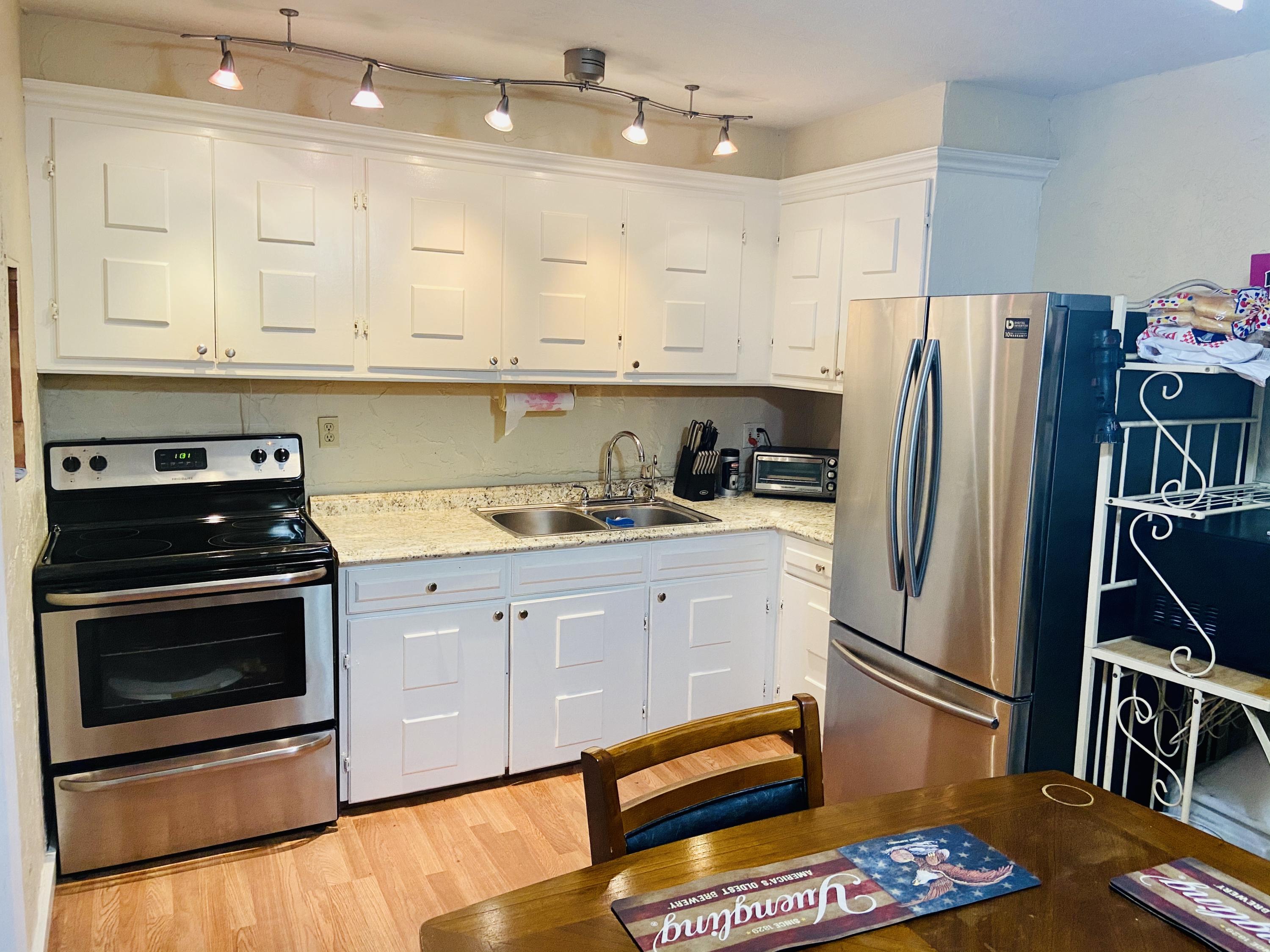 829 Cherry Road West Palm Beach, FL 33409 - Photo 7 of 18 Kitchen